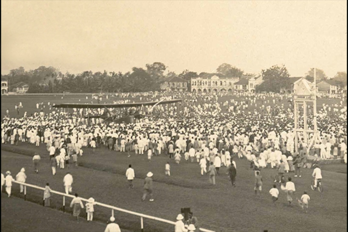 Postcard showing crowds flocking towards the Vickers Vimy biplane after it had landed at Farrer Park. 